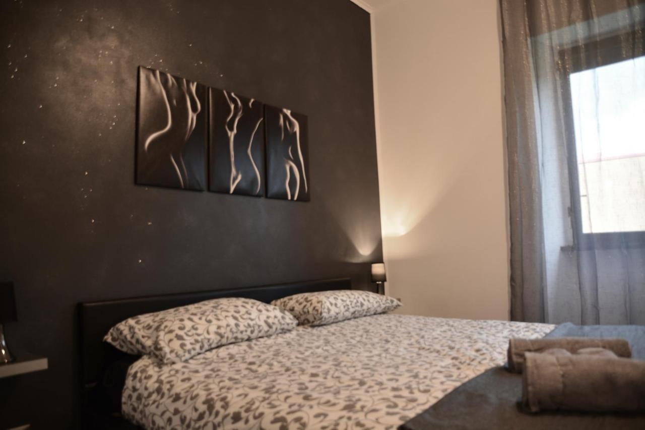 Sunny Sexy Grey & Cool Blue Apartment Rom