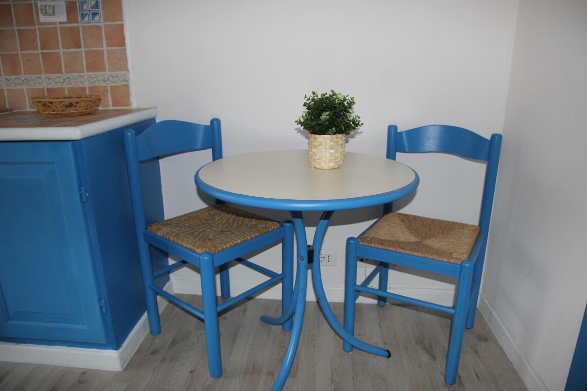 Sunny Sexy Grey & Cool Blue Apartment Rom